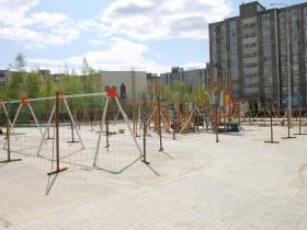 Николай Ноттосов: «Новые детские площадки в Мирном оснащаются скалолазными и канатными комплексами»