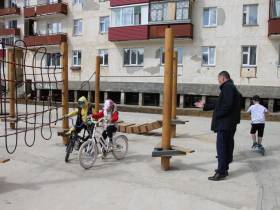 Николай Ноттосов: «Новые детские площадки в Мирном оснащаются скалолазными и канатными комплексами»