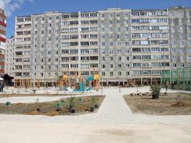 Николай Ноттосов: «Новые детские площадки в Мирном оснащаются скалолазными и канатными комплексами»