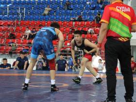 Стали известны первые чемпионы спартакиады школьников Якутии среди борцов