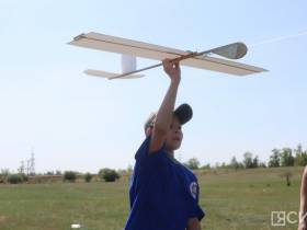 В Якутске состоялись соревнования среди школьников по запуску самодельных самолетов