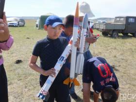 Школьники запустили самодельные ракеты у села Хатассы