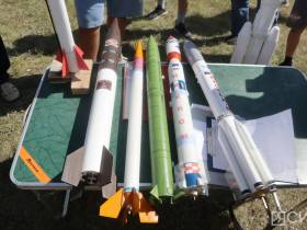 Школьники запустили самодельные ракеты у села Хатассы