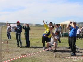 Школьники запустили самодельные ракеты у села Хатассы