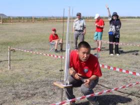 Школьники запустили самодельные ракеты у села Хатассы