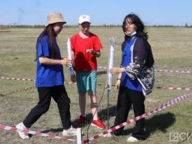 Школьники запустили самодельные ракеты у села Хатассы
