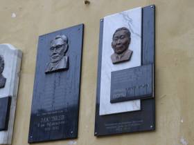 В Якутске возложили цветы к мемориальной доске первого министра культуры ЯАССР Герасима Попова