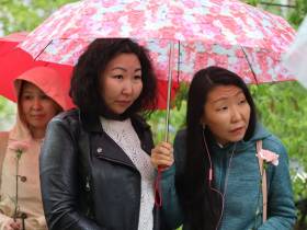 В Якутске возложили цветы к мемориальной доске первого министра культуры ЯАССР Герасима Попова