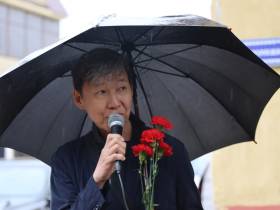 В Якутске возложили цветы к мемориальной доске первого министра культуры ЯАССР Герасима Попова