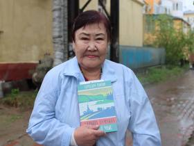 В Якутске возложили цветы к мемориальной доске первого министра культуры ЯАССР Герасима Попова