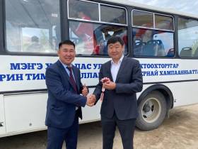 Компания «Железные дороги Якутии» передала Мегино-Кангаласскому улусу новый автобус