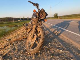 В Якутии пьяный мотоциклист насмерть сбил теленка. Водитель и пассажир госпитализированы