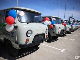 Айсен Николаев вручил ключи от автомобилей главным врачам 38 больниц Якутии