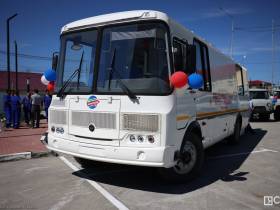 Айсен Николаев вручил ключи от автомобилей главным врачам 38 больниц Якутии