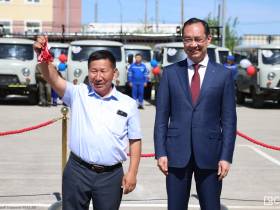 Айсен Николаев вручил ключи от автомобилей главным врачам 38 больниц Якутии