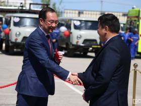 Айсен Николаев вручил ключи от автомобилей главным врачам 38 больниц Якутии