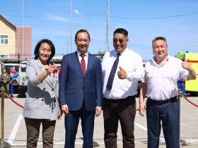 Айсен Николаев вручил ключи от автомобилей главным врачам 38 больниц Якутии