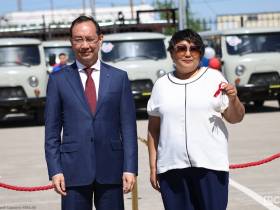 Айсен Николаев вручил ключи от автомобилей главным врачам 38 больниц Якутии