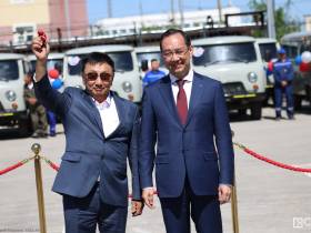 Айсен Николаев вручил ключи от автомобилей главным врачам 38 больниц Якутии