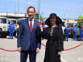 Айсен Николаев вручил ключи от автомобилей главным врачам 38 больниц Якутии