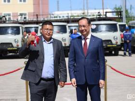 Айсен Николаев вручил ключи от автомобилей главным врачам 38 больниц Якутии