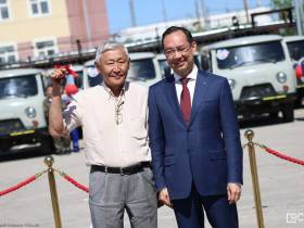 Айсен Николаев вручил ключи от автомобилей главным врачам 38 больниц Якутии