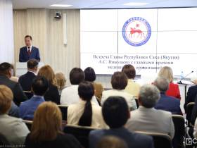 Айсен Николаев вручил ключи от автомобилей главным врачам 38 больниц Якутии