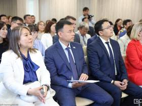 Айсен Николаев вручил ключи от автомобилей главным врачам 38 больниц Якутии