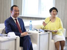 Айсен Николаев вручил ключи от автомобилей главным врачам 38 больниц Якутии