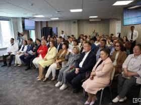 Айсен Николаев вручил ключи от автомобилей главным врачам 38 больниц Якутии