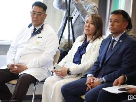 Айсен Николаев вручил ключи от автомобилей главным врачам 38 больниц Якутии