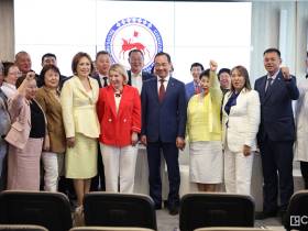 Айсен Николаев вручил ключи от автомобилей главным врачам 38 больниц Якутии