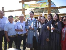 «Сохранение традиций»: кумыс местного производства презентовали на Ысыахе Туймаады