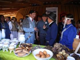 «Сохранение традиций»: кумыс местного производства презентовали на Ысыахе Туймаады