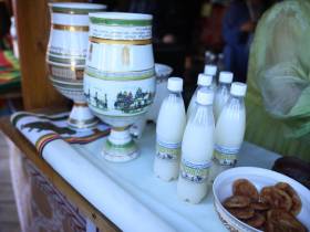 «Сохранение традиций»: кумыс местного производства презентовали на Ысыахе Туймаады