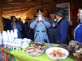 «Сохранение традиций»: кумыс местного производства презентовали на Ысыахе Туймаады