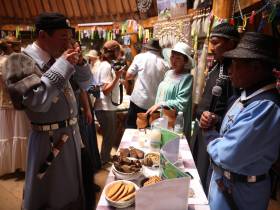 «Сохранение традиций»: кумыс местного производства презентовали на Ысыахе Туймаады