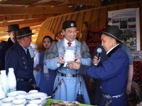 «Сохранение традиций»: кумыс местного производства презентовали на Ысыахе Туймаады