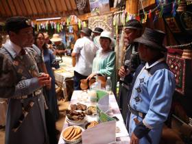 «Сохранение традиций»: кумыс местного производства презентовали на Ысыахе Туймаады
