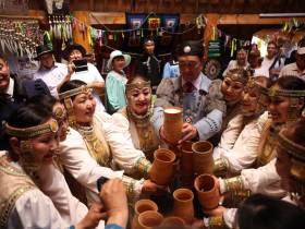 «Сохранение традиций»: кумыс местного производства презентовали на Ысыахе Туймаады