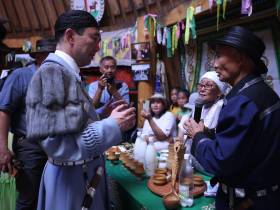 «Сохранение традиций»: кумыс местного производства презентовали на Ысыахе Туймаады