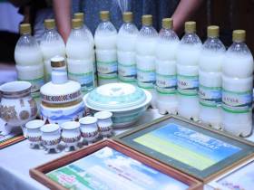 «Сохранение традиций»: кумыс местного производства презентовали на Ысыахе Туймаады