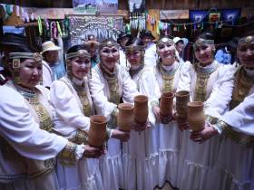 «Сохранение традиций»: кумыс местного производства презентовали на Ысыахе Туймаады