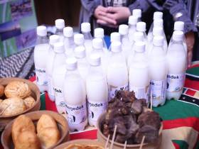 «Сохранение традиций»: кумыс местного производства презентовали на Ысыахе Туймаады