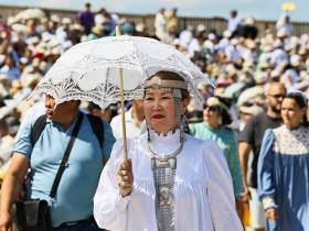 Фото: обзор нарядов известных якутян на Ысыахе Туймаады — 2023