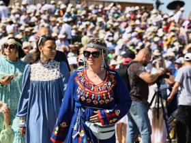 Фото: обзор нарядов известных якутян на Ысыахе Туймаады — 2023