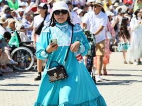 Фото: обзор нарядов известных якутян на Ысыахе Туймаады — 2023