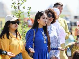 Фото: обзор нарядов известных якутян на Ысыахе Туймаады — 2023