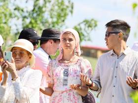 Фото: обзор нарядов известных якутян на Ысыахе Туймаады — 2023