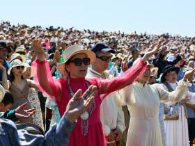 Фото: обзор нарядов известных якутян на Ысыахе Туймаады — 2023